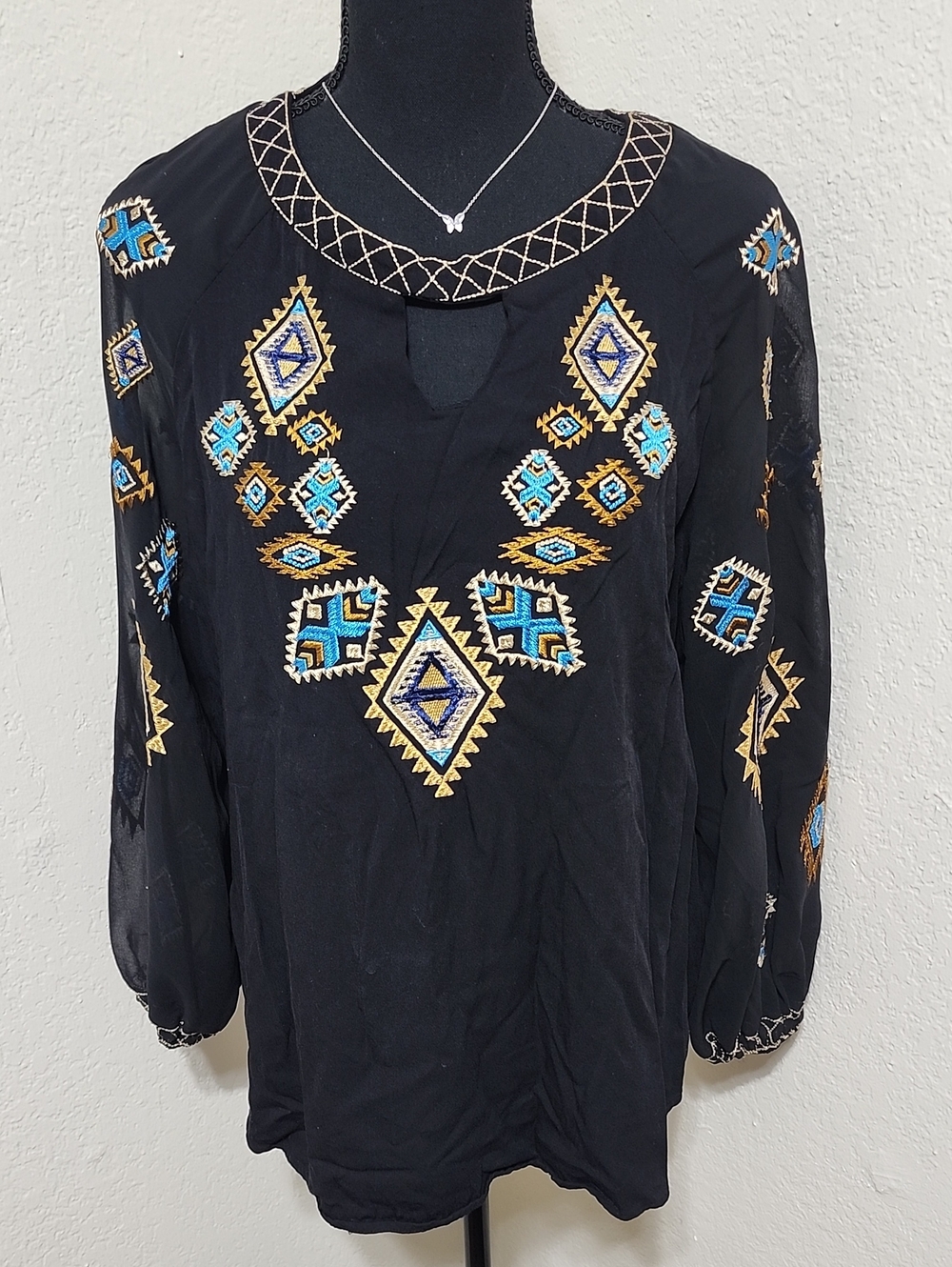 Lucky & Blessed Black Aztec Embroidered Chiffon Keyhole Top Blouse Sz S Western